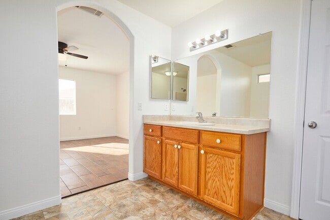 Building Photo - 3 BEDROOM BARSTOW HOME