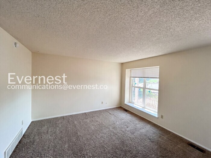 Building Photo - 2702 Dickens Dr