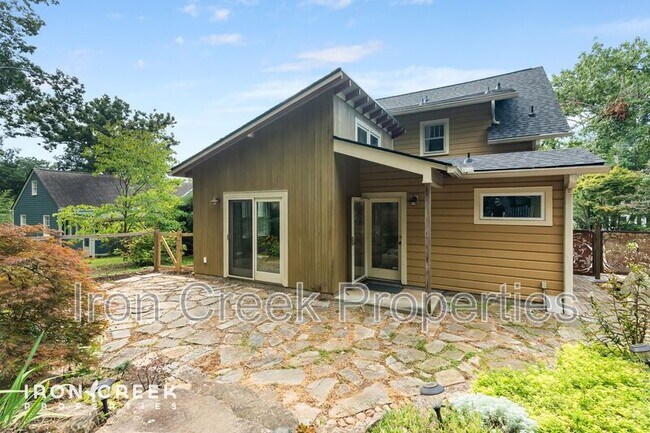 Building Photo - 42 Westover Dr
