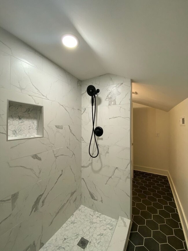 Building Photo - Charming 5 Bed, 3 Bath Home in the Heart o...