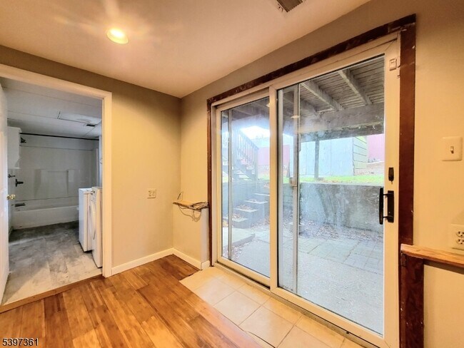 Building Photo - 10 Richards Rd