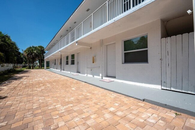 Building Photo - 2305 Tamarind Dr