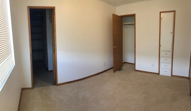 Building Photo - 2 Bed Mid-Century House w/ Garage & Fenced...