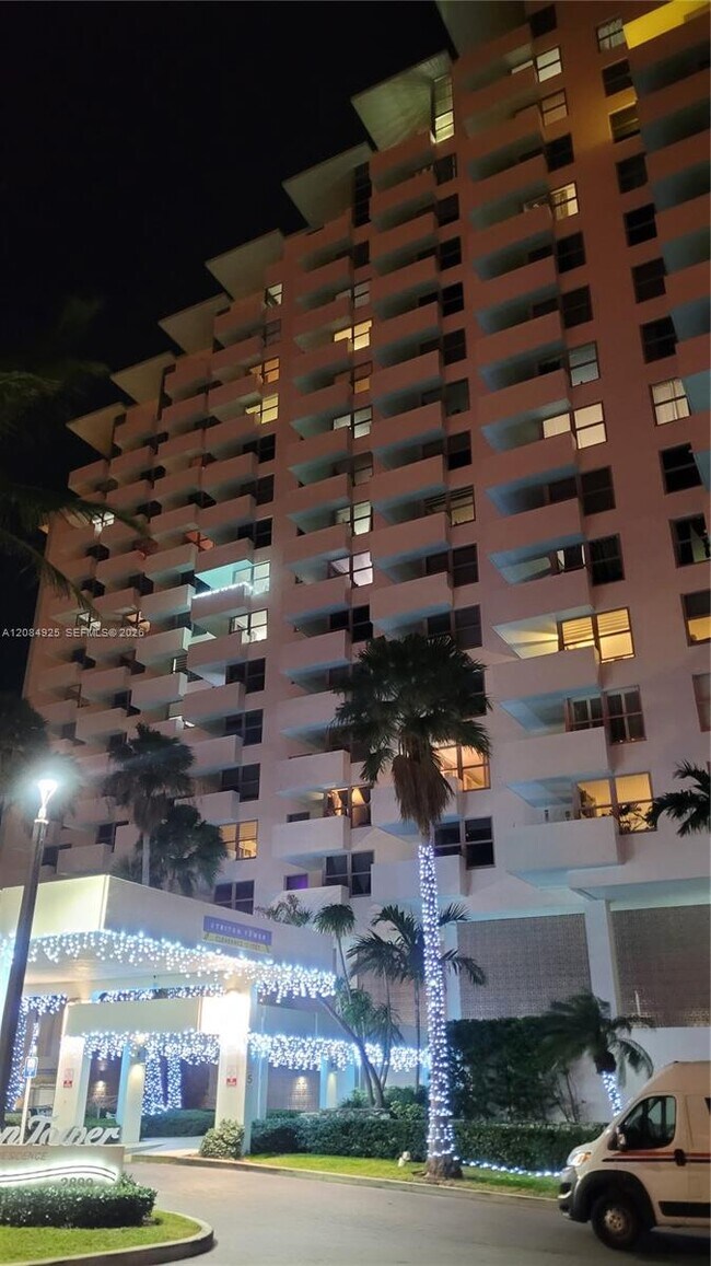 Building Photo - 2899 Collins Ave