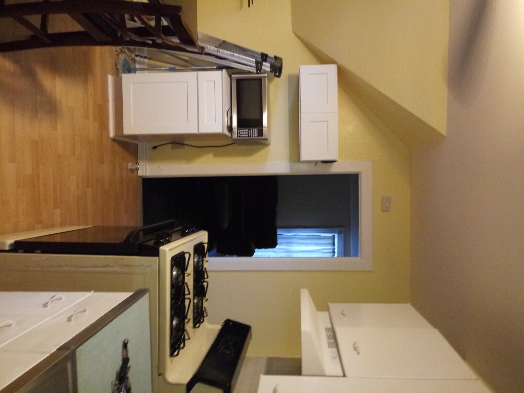 Building Photo - 520 Lawrence Ave