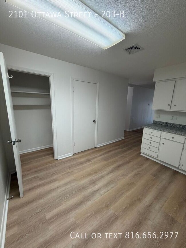 Building Photo - 2101 Ottawa St