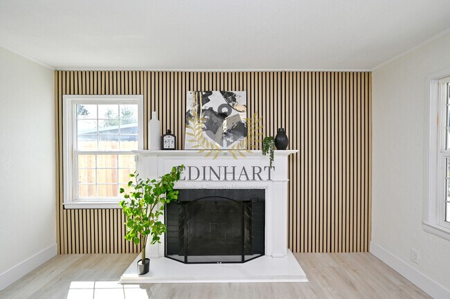 Building Photo - 1584 N Carruth Ave