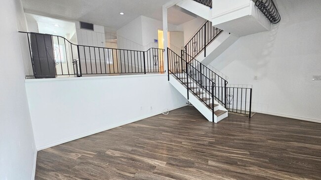 Building Photo - 1139 W Badillo St