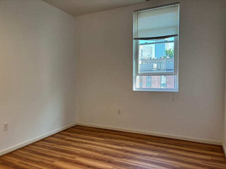 Building Photo - 218 Thorndike St
