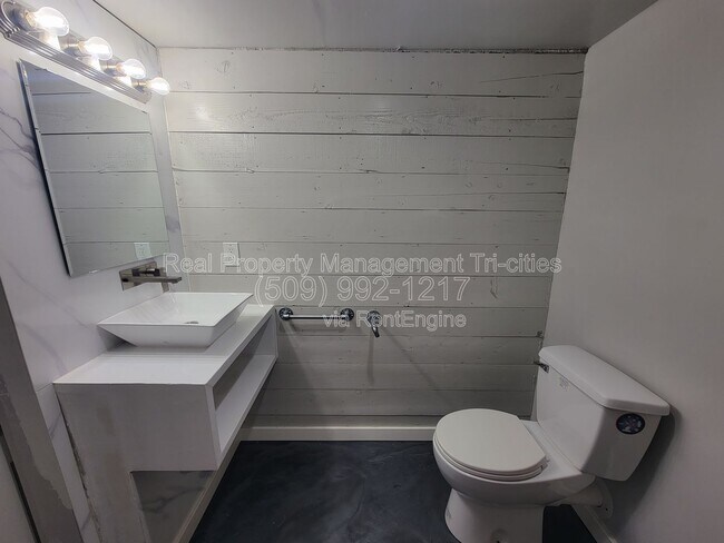 Building Photo - 400/402 Barth Ave