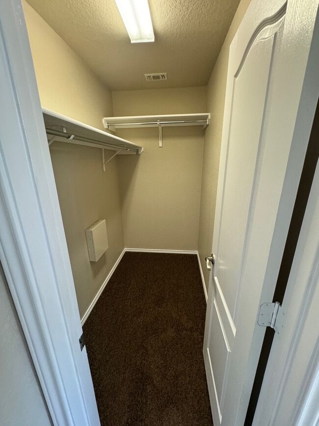 Building Photo - Ready for Move In! Spacious 4 bedroom 3 ba...