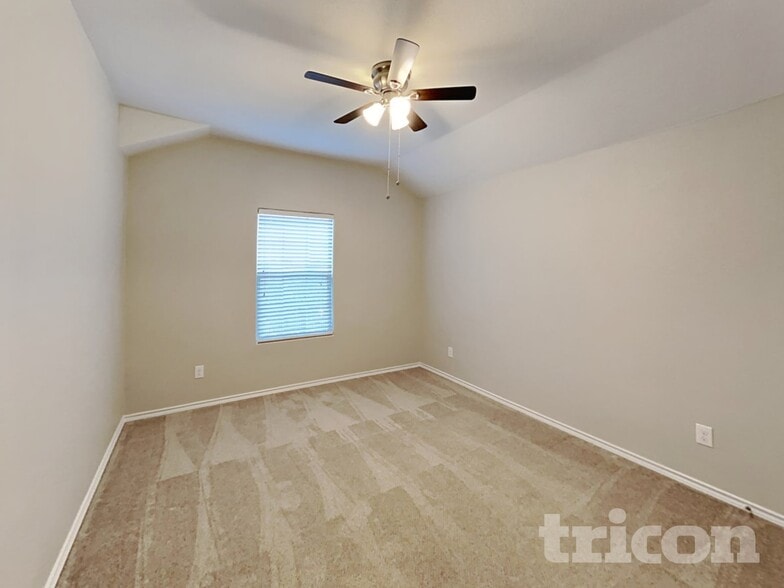 Building Photo - 601 Creekview Dr