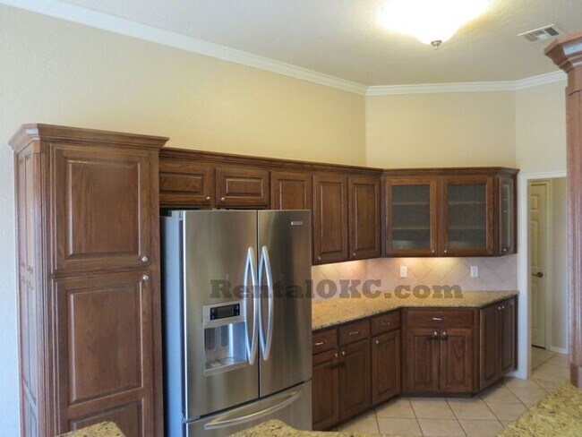 Building Photo - Moore 3/2 bed plus office and a storm shel...