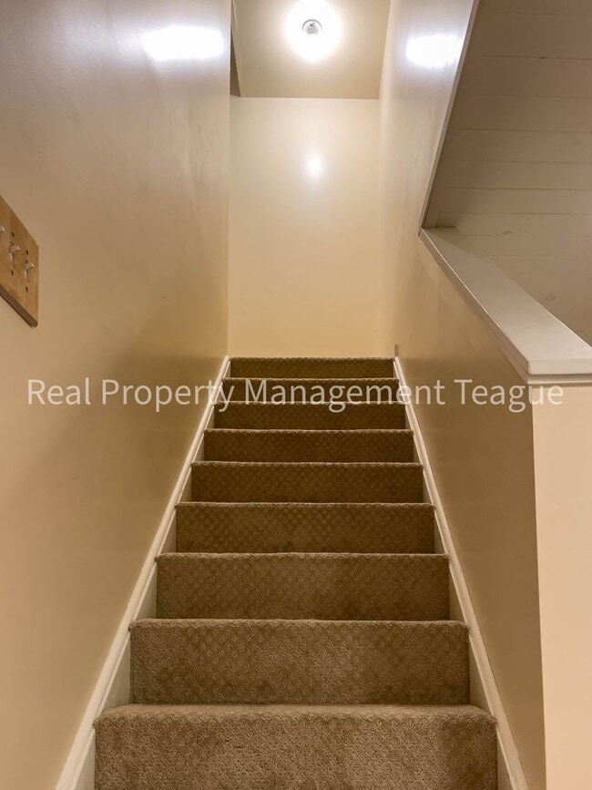 Building Photo - Beautiful Single Family Home