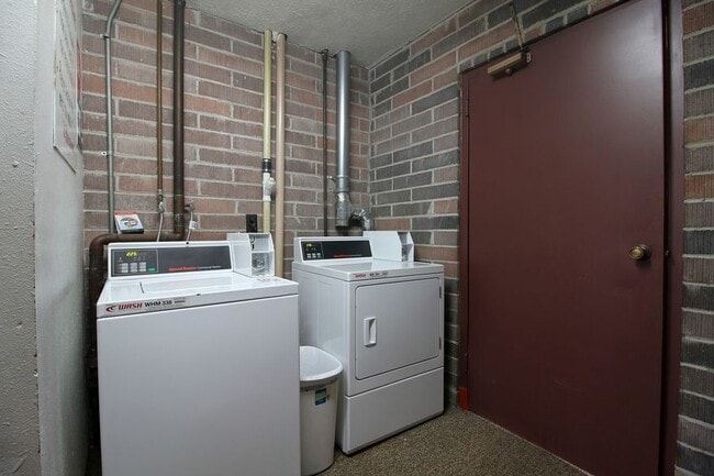 Building Photo - 1409 E Chicago St