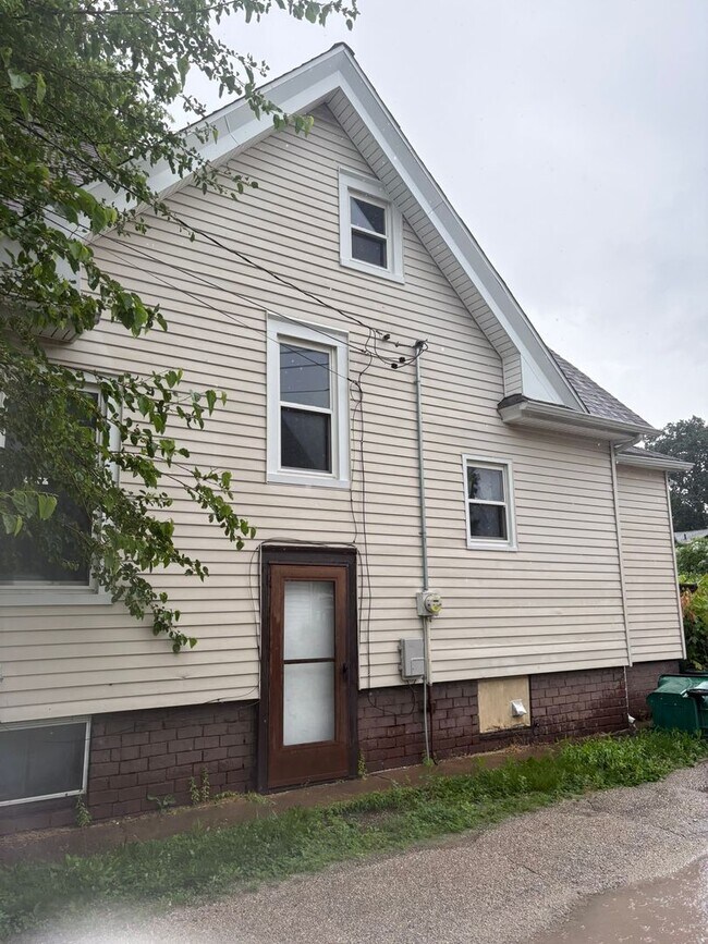 Building Photo - Classic 3 Bedroom Home With Character and Space in Galesburg!