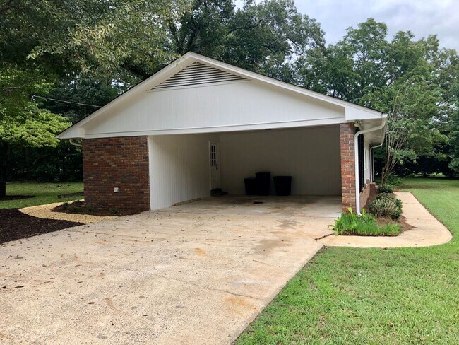 Building Photo - Three Bedroom Oconee County Available Summer