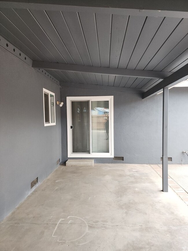 Building Photo - 3 Bedroom 2 bath with 2 car garage off of ...