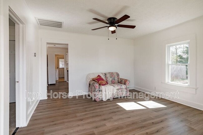 Building Photo - 2084 Broad St