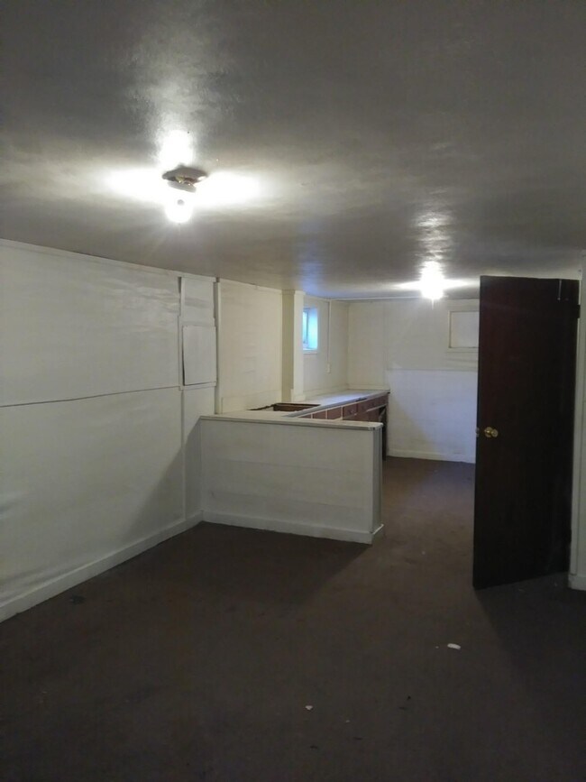Building Photo - Cozy 4 bed 1.5 bath with a detached garage