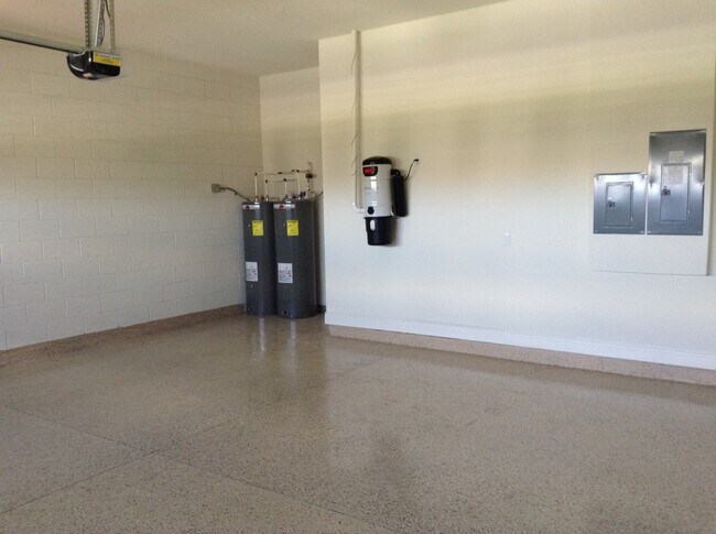 Building Photo - Spectacular  5/4 with 3 car garage home in Winter Garden