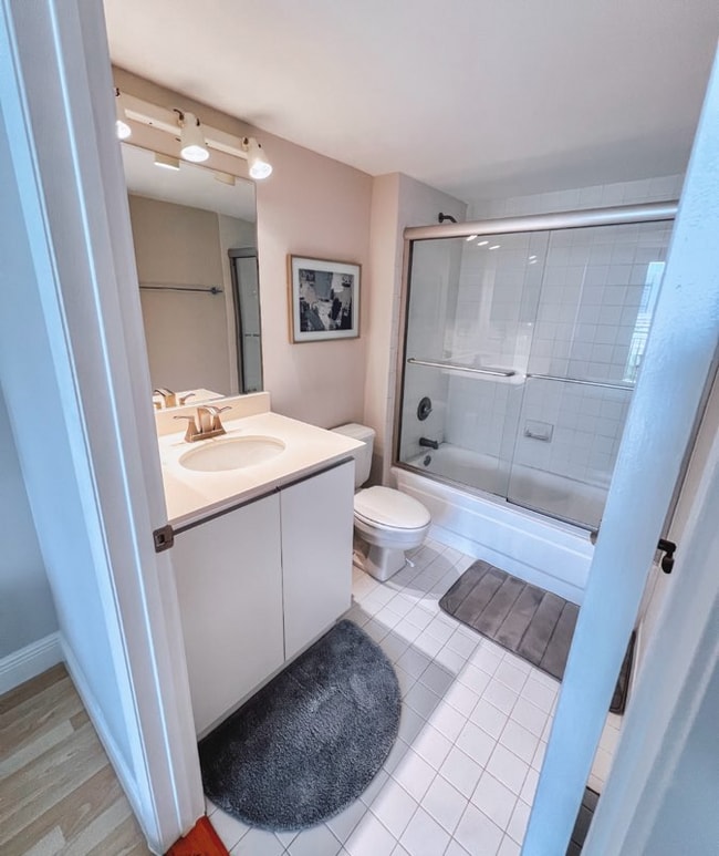 Building Photo - 540 Brickell Key Dr