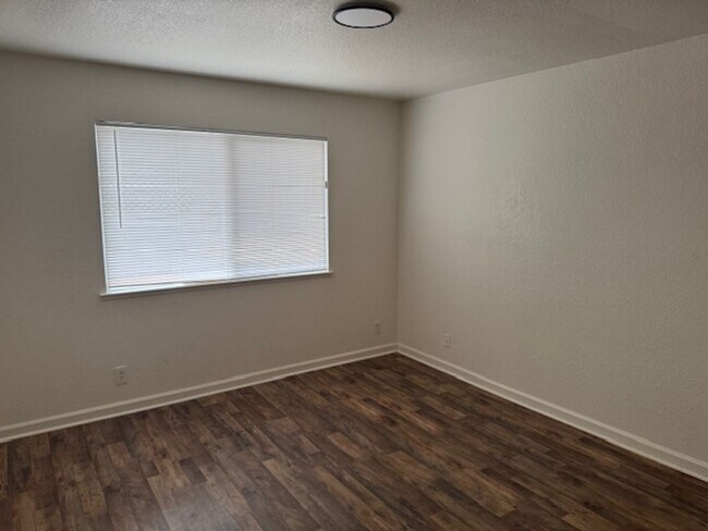 Building Photo - Duplex for Rent in Sacramento, CA