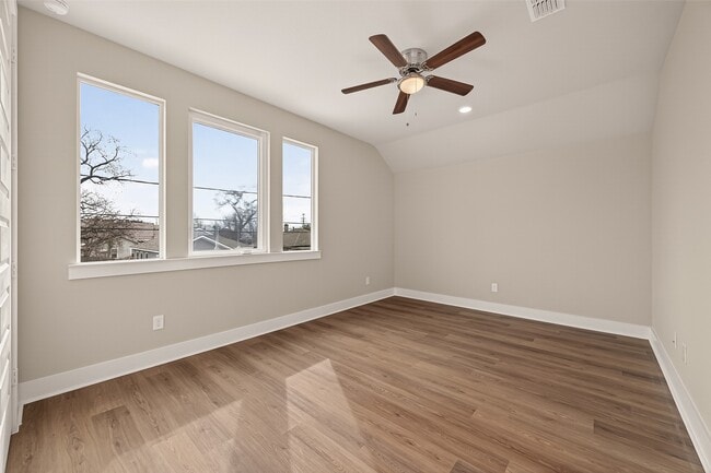 Building Photo - 1504 Hussion St