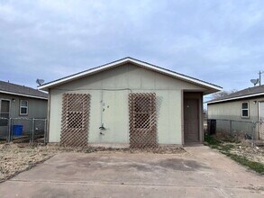Building Photo - 2 Bedroom with Large Fenced Yard!