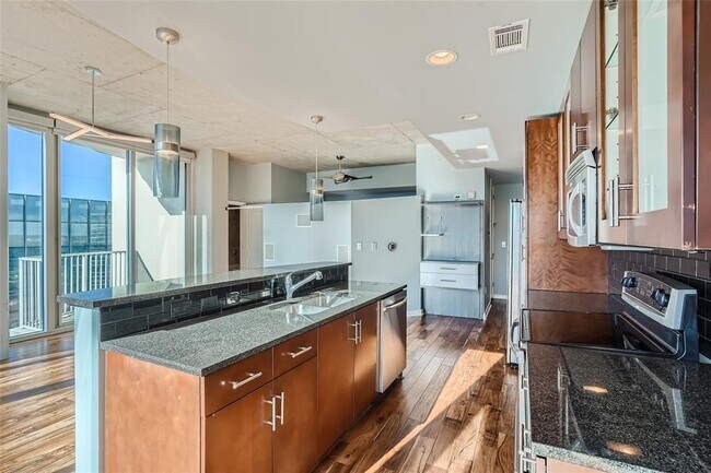 Building Photo - 360 Nueces St