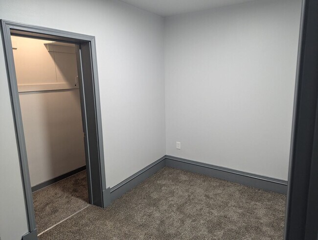 Building Photo - Newly Remodeled 2nd floor Apartment with v...