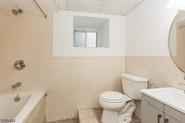 Building Photo - 112 Pompton Ave