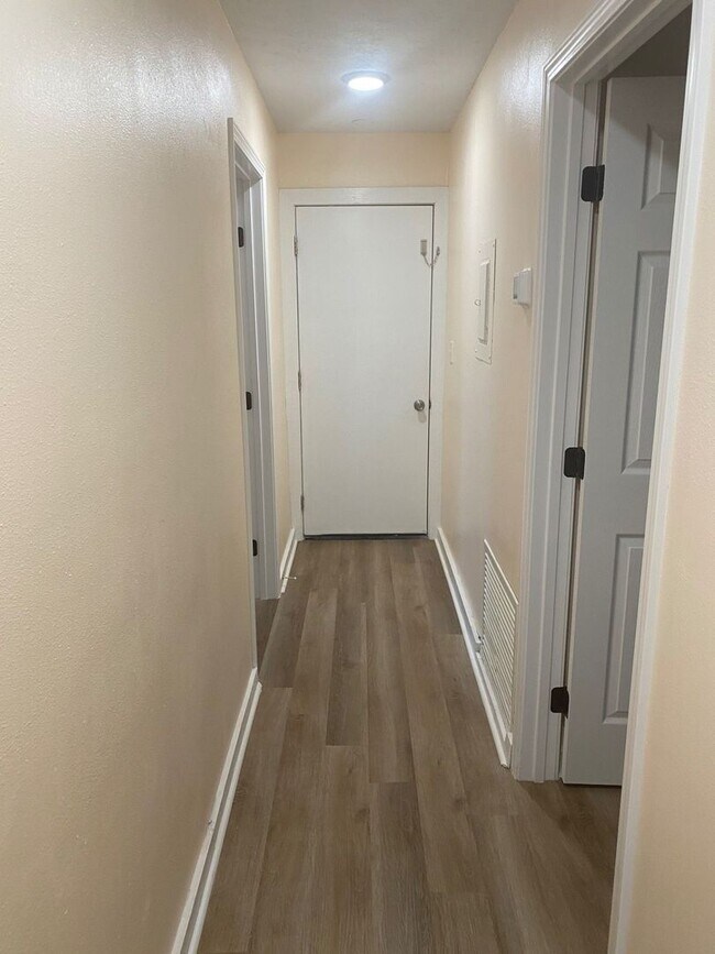 Building Photo - Charming 3Bed/2Ba Duplex Unit Conveniently...