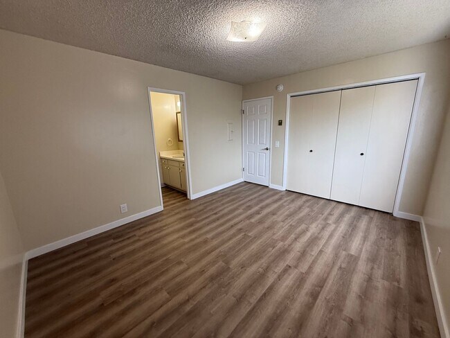 Building Photo - Mid Town Ventura 2 Bedroom 2 Bath Upstairs Corner Unit Apartment