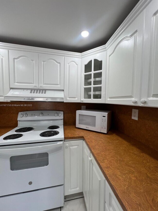 Building Photo - 526 NW 99th Ct