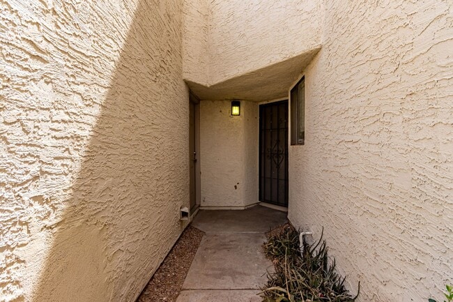 Building Photo - Awesome 2-Level Condo in Prime Scottsdale ...
