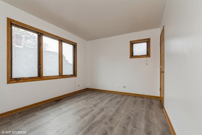Building Photo - 557 Skokie Ave