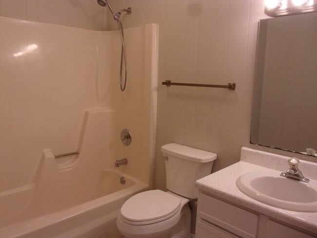 Building Photo - 2 Bedroom 1 Bath Ground Floor Apartment