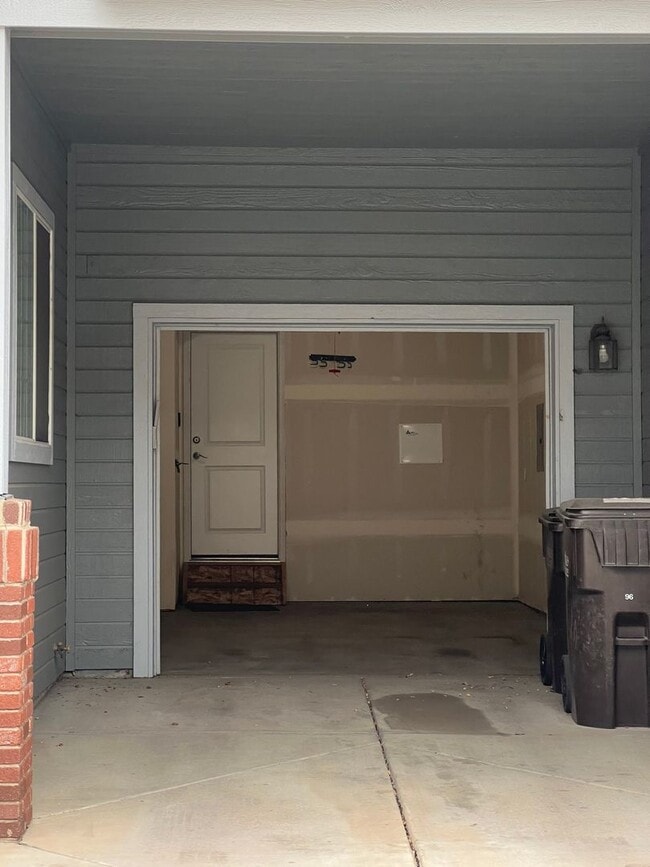 Building Photo - Gorgeous end unit townhome with one car garage and some mountain views!