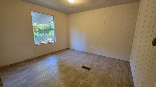 Building Photo - FULLY FENCED! 3 bedroom, 1 bath home plus a covered deck