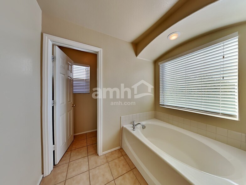Building Photo - 10395 Bolting Cloud Dr