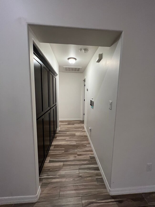 Building Photo - 4 BEDROOM POOL & SOLAR HOME