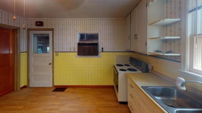 Building Photo - 312 8th St NW