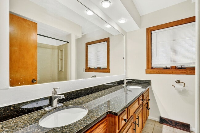 Building Photo - 3637 Sunset Dr