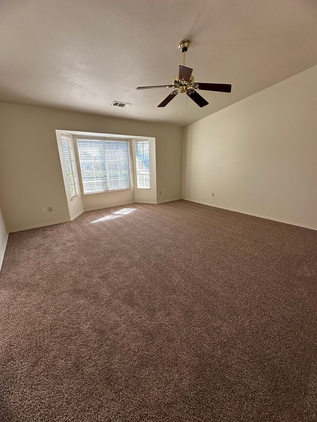 Building Photo - 4 BED 2 BATH HOME IN THE RAVENWOOD SUBDIVISION