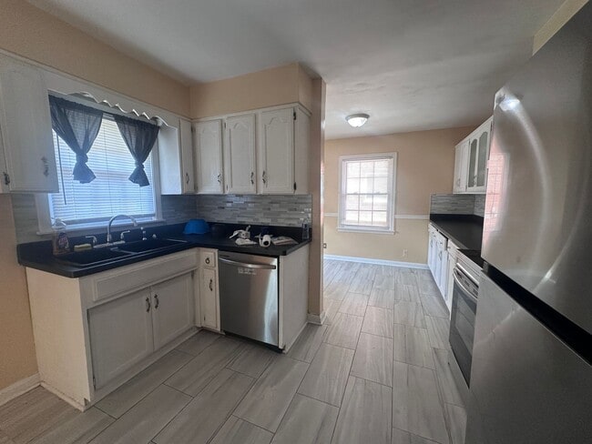 Building Photo - Hikes Point 3+ bedroom home with finished basement and garage