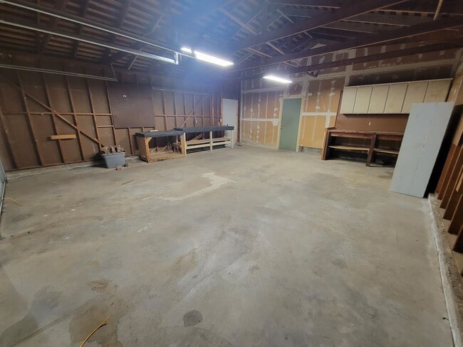 Building Photo - Spacious 3/2 Home Located in the Stanmar c...