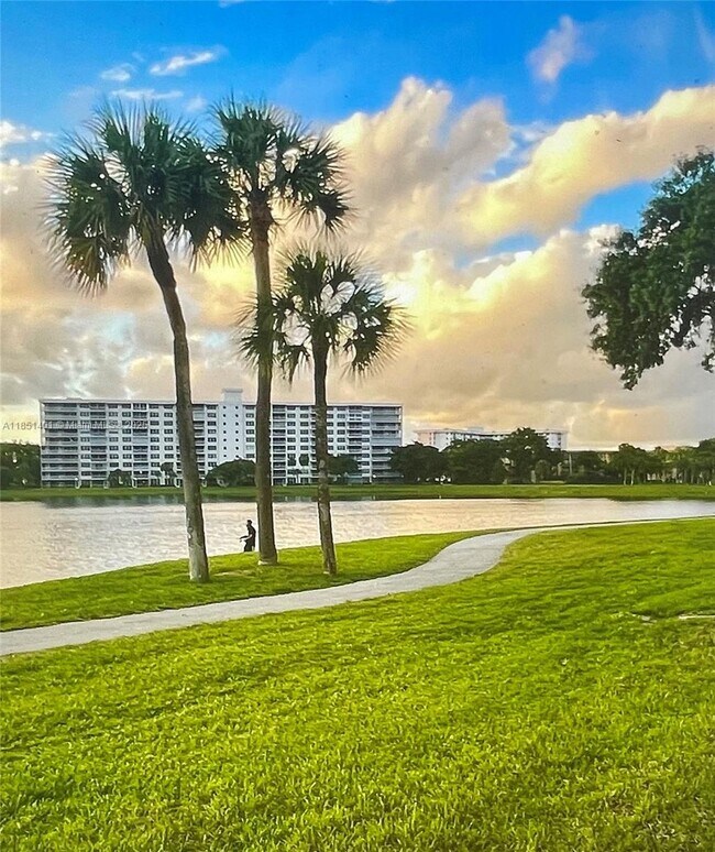 Building Photo - 2801 N Palm Aire Dr