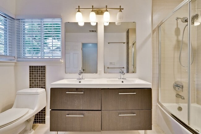 Building Photo - Updated 3 bedroom , 2 bath home in Mountai...