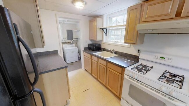 Building Photo - 910 Sylvan Ave